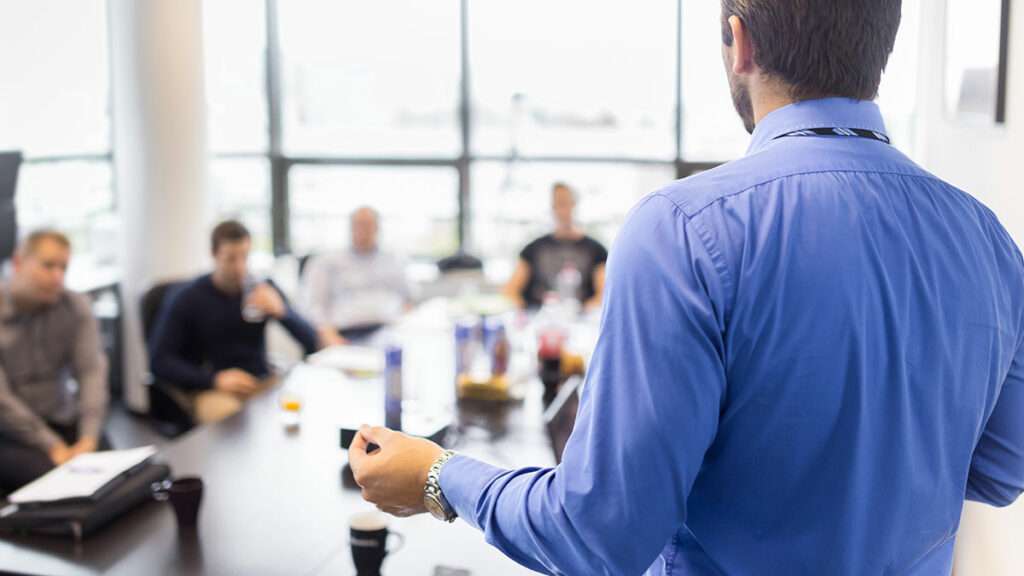 How to conduct management training programs? What training courses are recommended?